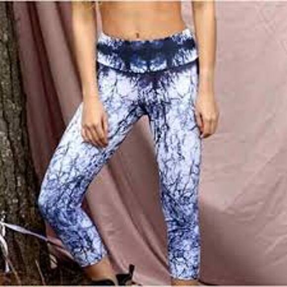 Onzie Pants - Onzie Edgar Print Mid Rise Cropped Capri Leggings size medium/ large athletic